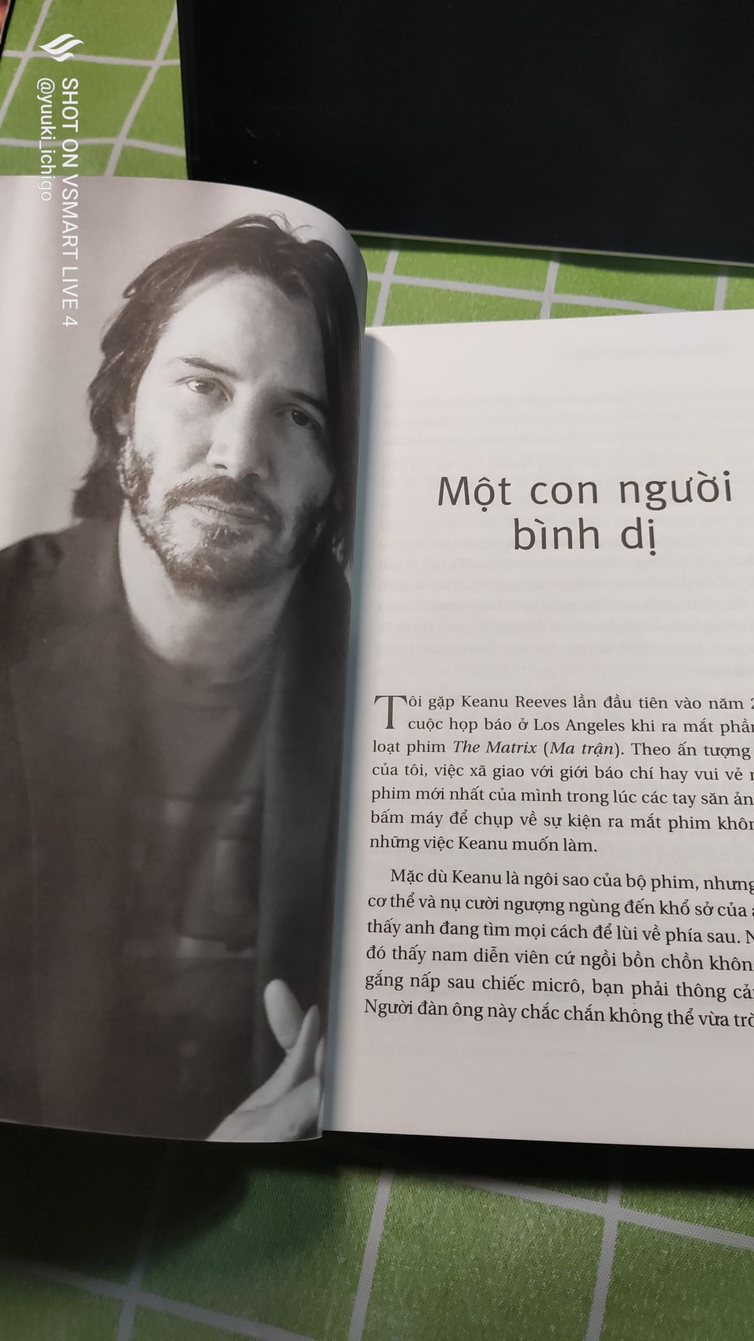 Tiki đóng gói cẩn thận như mọi khi. Giao hàng nhanh chóng. Sách bìa mềm nhưng giấy rất dày và mịn, thơm cực kì. Mình háo hức chưa kịp đọc, rất nhiều ảnh đẹp , rất nghệ thuật của chú. Hi vọng sau khi xem xong sẽ có thêm nhiều đánh giá tích cực. Nói chung là mình rất thích.