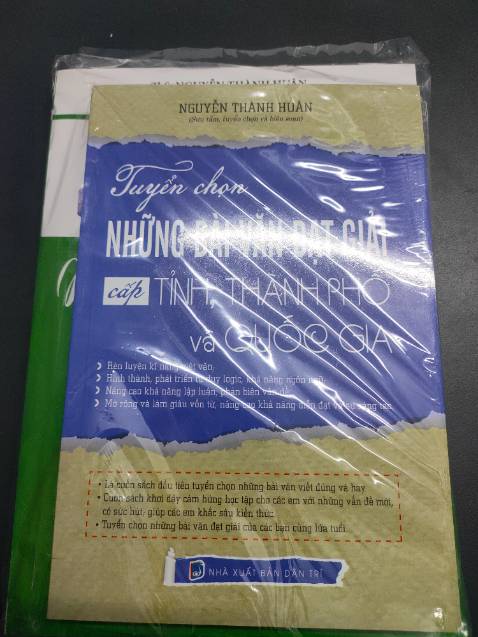 Sách được đóng gói cẩn thận, nội dung được chắt lọc kĩ càng, thật sự phù hợp với các bạn ôn th hsg môn văn cũng như yêu văn. Ngoài ra những bạn muốn trau dồi thêm kiến thức lí luận văn học để nâng cao điểm bài nghị luận văn học cũng có thể tham khảo