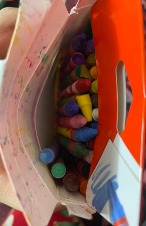 Giá tốt, màu rất chất lượng, giao hàng nhanh nhưng đóng gói cần cẩn thận hơn, mình mua tặng mà mấy hộp mở ra bị gẫy thế này.