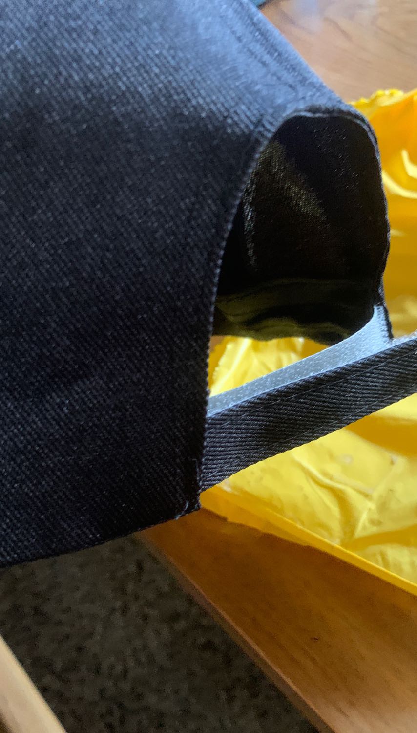 Nón vải thường ko phải kaki. Kiểu như treo đầu dê bán thịt cầy vậy. Nón vải thường ko phải kaki. Kiểu như treo đầu dê bán thịt cầy vậy.