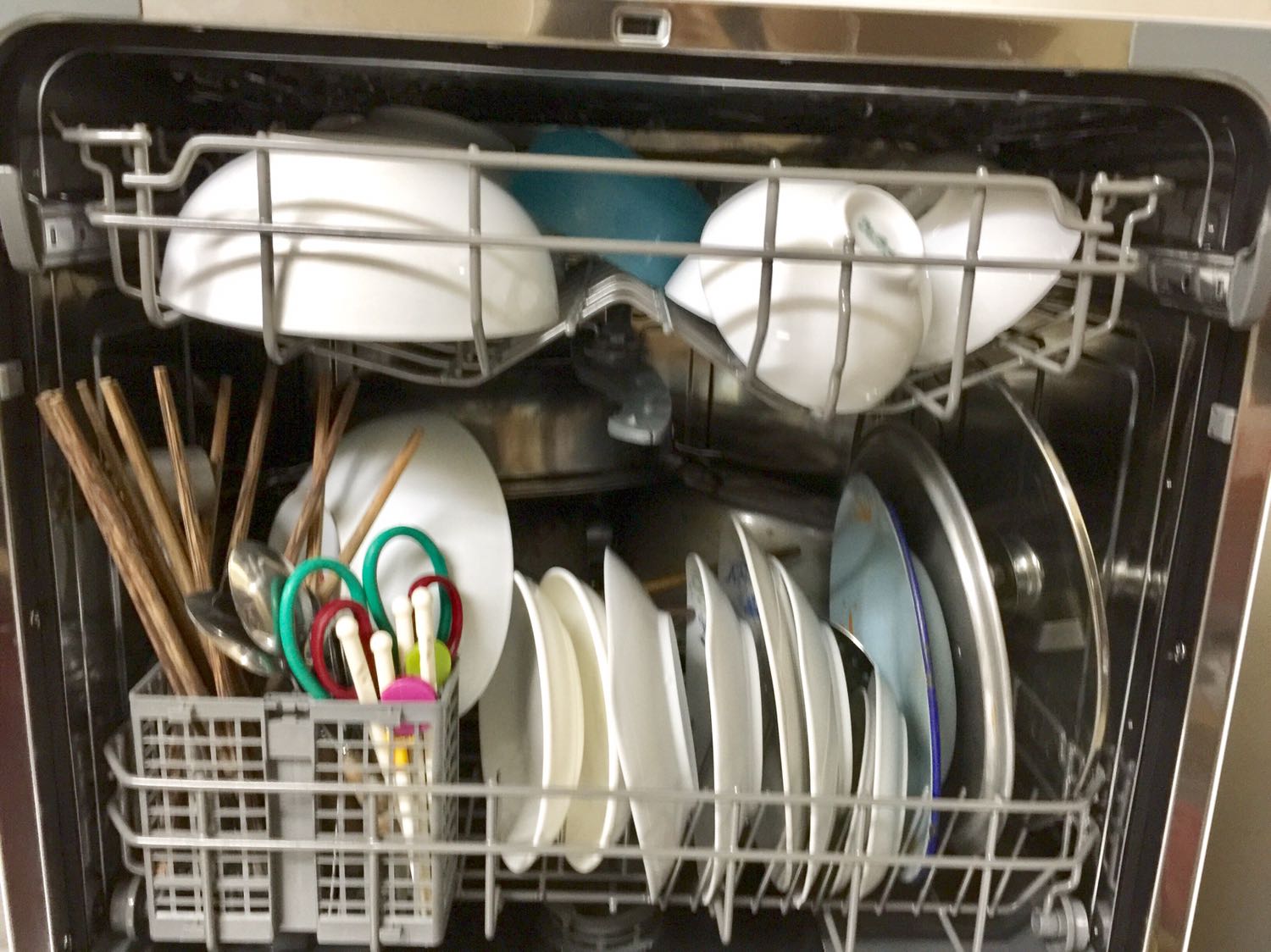 Lúc đọc bình luận của mọi người về dịch vụ lắp đặt, về các vấn đề hoạt động của máy em cũng hồi hộp lắm, nhưng máy giá tốt và vẫn có rất nhiều đánh giá 5* nên em vẫn quyết mua. Dịch vụ lắp đặt rất ok và bạn nhân viên rất nhiệt tình. Nhà em phải khoan đục lắp ống nên thêm tiền thì bạn nhân viên cũng báo trước. Em đã dùng 2 ngày và rất hài lòng. Đây là 2 mẻ của nhà em. 
- Hôm đầu, em rửa ít, dùng chế độ ECO 3.5 tiếng
- Hôm sau, mẹ em bảo thử chế độ QUICK 30 phút xem sao. Mặc dù nhà em dồn bát 2 hôm (khay dưới bên ngoài là đĩa thìa đũa, bên trong là 3 cái nồi rất rất to). Em bấm bụng bảo ko sạch thì rửa chế độ khác. Thế mà vẫn sạch bong sáng bóng ạ