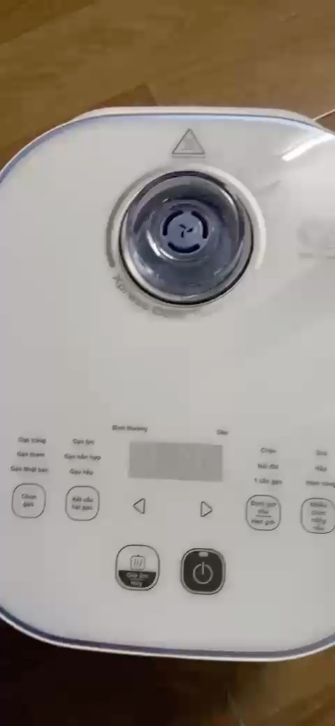 nấu ok nhunge nên cho nhiều nước hơn xíu khi nấu nồi này, dễ sử dụng, khi nào đèn sáng bên nút giữ ấm thì mới là chín, thích nhất nồi trong dày :) vì nồi dày thường nấu ngon vs đều cơm