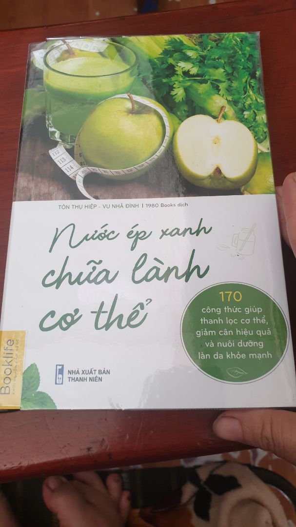 sách đẹp,hình ảnh và cách trình bày đẹp rõ ràng, nội dung chỉ dẫn chi tiết cụ thể.day là cuốn sách hay rat đáng mua.có 1 thứ ko thik là chữ hơi nhỏ trong cách dạy làm nước ép