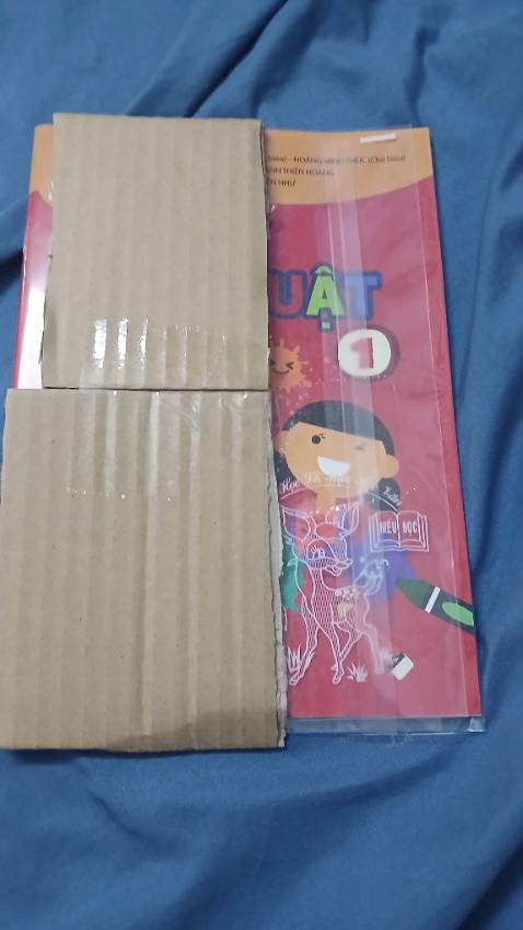 Đúng vở bài tập mỹ thuật 1 kèm theo 1 bìa bao, shop gói hàng bao kĩ luôn có kèm bọc xốp chống sốc dày bên ngoài, nhận hàng trong vòng 24 tiếng kể từ khi đặt hàng, 5 sao, cảm ơn Shop và Tiki nhiều nha.