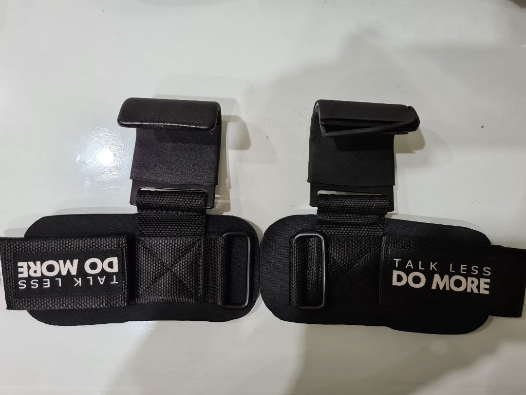 Mình nhận phải hàng bị lỗi, một bên tay bị bong tróc như hình. Yêu cầu hãng liên hệ đổi lại giúp mình.