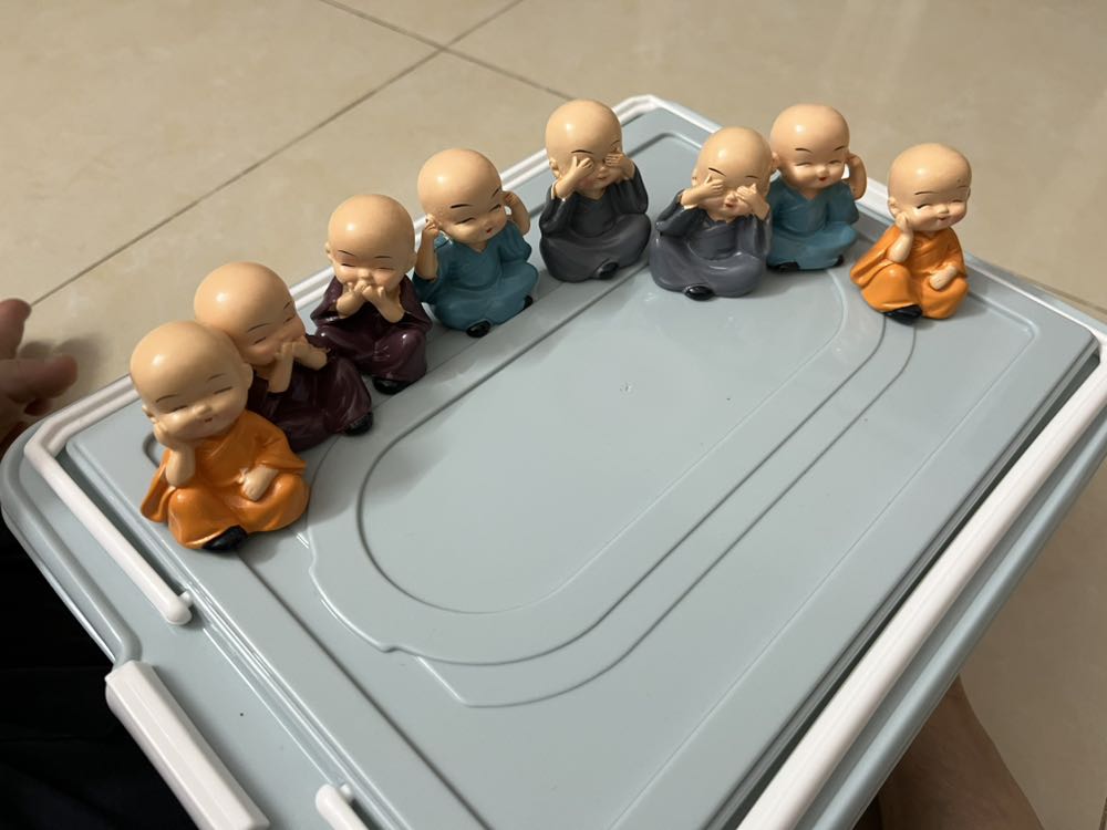 Bộ này shop không giao cho mình mà giao 2 bộ 4 chú tiểu tứ không giống nhau.