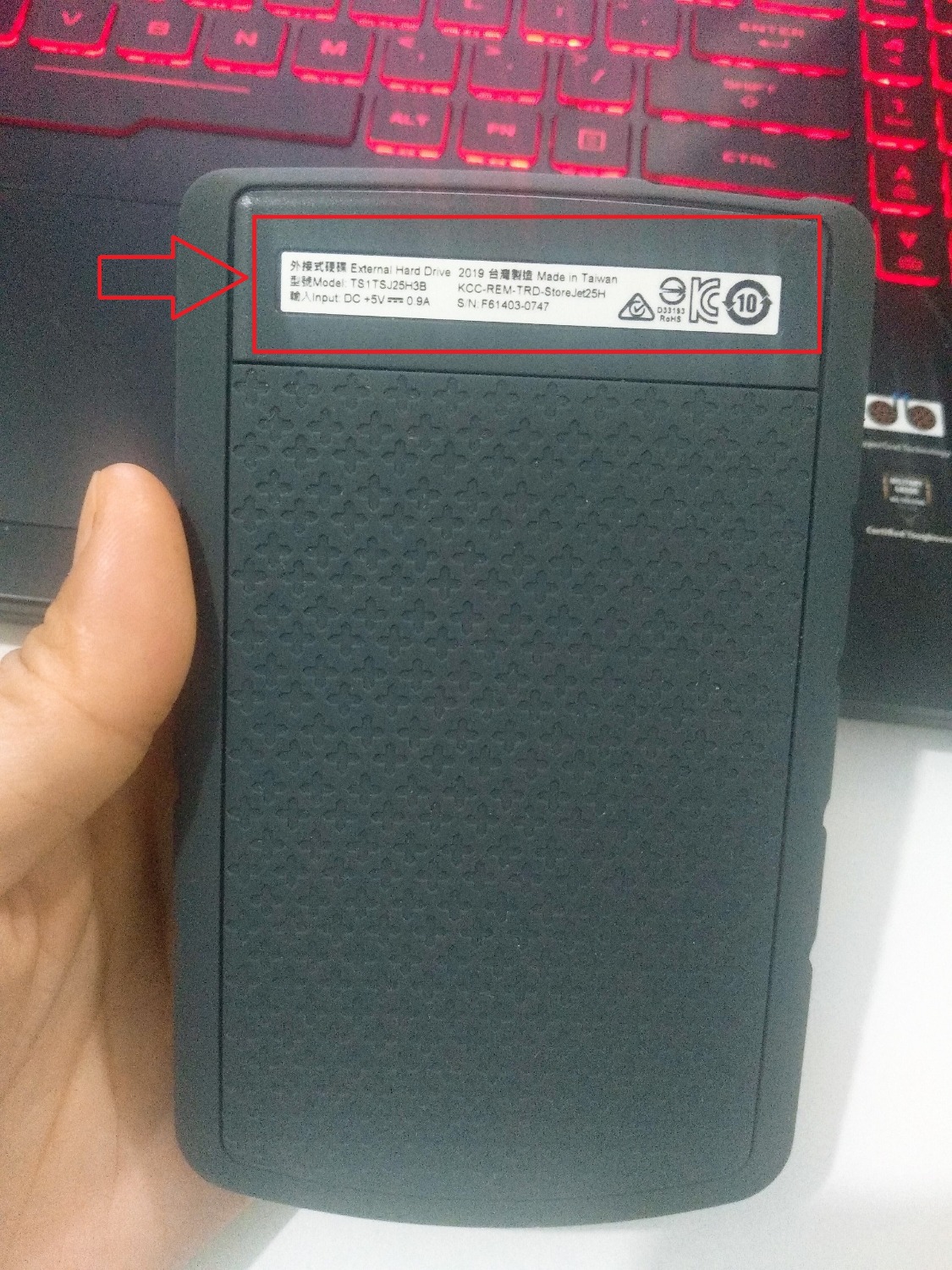 Tôi đã mua 1 Ổ cứng Di Động Transcend StoreJet H3B 1TB USB 3.0/3.1 - TS1TSJ25H3B ngày 10.***, nhưng tôi không biết có phải hàng chính hãng hay không? VÌ MẶT SAU CỦA Ổ CỨNG CÓ THÔNG TIN KHÁC VỚI TRÊN HÌNH ẢNH CỦA TIKI, mong tiki phản hồi