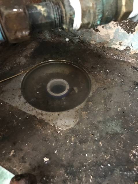 Tôi mua sản phẩm này đẻ gắn chỗ thoát nước ngoài sân với tình trạng như sau:
- nhiều gián, trùng  trong ống thoát nước. 
- Nước sẽ tràn lên nếu mưa to.

Sản phảm này có 3 phần: phần nắp lỗ to, phần nắp lỗ nhỏ và phần thân màu xanh.
sản phẩm này nó không vừa, nên tôi không tể dùng phần nắp lỗ to được. 
Tôi bắt đầu *** thử và kết quả như sau: 
- Hình thứ 1: tôi xả nước 1 khoản 20s thì thấy nó thoát nước rất chậm. Sau 2 phút, vẫn chưa rút nước hết được.
- Hình thứ 2: tôi cắt bớt đi, xem coi như thế nào. 
- Hình thứ 3: tôi xã nước hơn 1 phút, nước thoát nhanh => vừa ý tôi

Tôi rút ra kết luận như sau: 
trong trường hợp của tôi, Sản phẩm này chỉ giải quyết ngăn chặn gián, hạn chế mùi hôi. . 
còn việc chặn nước tràn lên (nếu không xài nắp lỗ to, thì không thể làm được. 

Với giá 9k/cái thì tôi thấy sản phẩm này đủ ổn, giải quyết vấn đề bình thường. 

Nếu đường nước nhà bạn thườn xuyên bị tràn lên thì tôi nghĩ sản phẩm này không giúp bạn được.