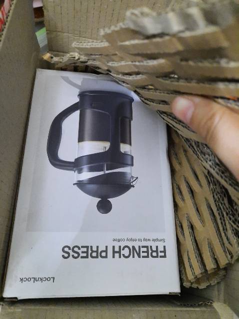 Đóng gói có 1 lớp giấy xốp xung quanh. Không bị nứt bể gì. Dùng rất tiện lợi pha cả trà và cafe. Lưới lọc khá nhuyễn. Đóng gói có 1 lớp giấy xốp xung quanh. Không bị nứt bể gì. Dùng rất tiện lợi pha cả trà và cafe. Lưới lọc khá nhuyễn.