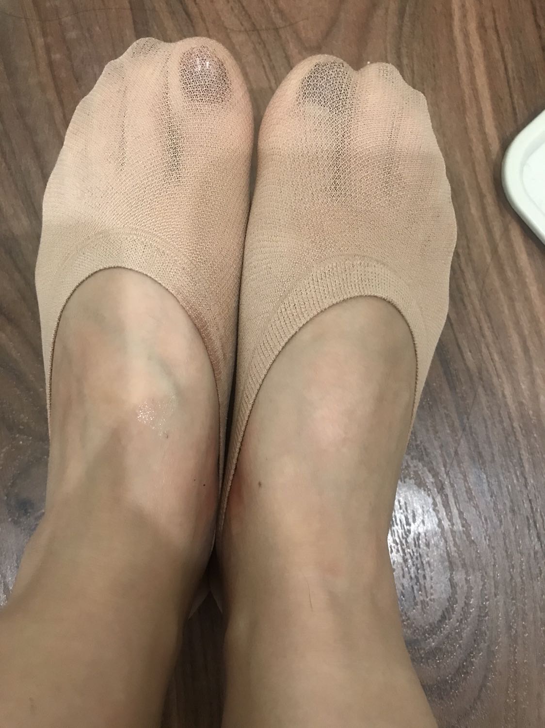 Giao hàng nhanh. Đóng gói tốt. Giá rẻ. 30k/ 10 đôi. Chất liệu mềm, thoáng, có lưới, không phải loại tất giấy. Phần mũi hơi cao, đi giày cao gót mang tất này sẽ bị lộ tất không được đẹp. Phù hợp giày moka có độ phủ ở mu bàn chân nhiều.