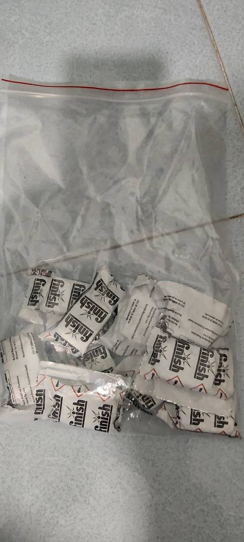 Đặt hàng là hộp 100 viên, nhưng hàng về lại là hộp 90 viên và 10 viên rời. Điều đáng nói nữa là loại viên giao là loại khác so với hình ảnh quảng cáo.
Tôi rất không hài lòng về shop