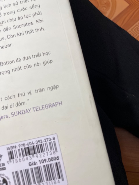 Bìa sách bẩn, trông khá cũ