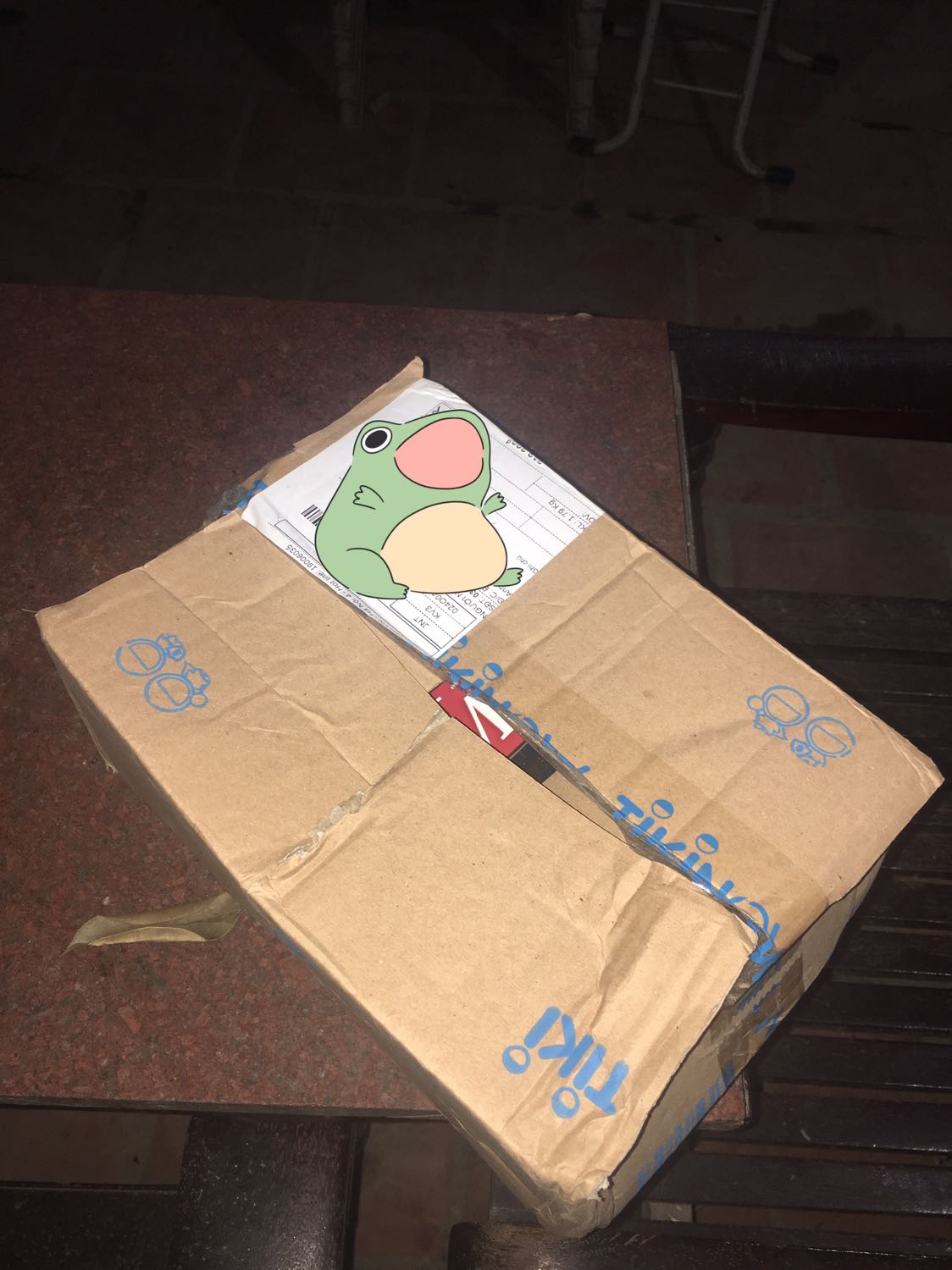 Mình k ở nhà, nhờ ngừoi nhà nhận hộ thì hộp như thế này đây, mở ra được luôn. Một bên bìa hộp thì rách đôi (có video nhưng ở đây k có mục up vid). Sách thì có vết như kia. Nhìn ảnh thì cũng bình thường y thực tế nhìn ở bên ngoài và bản thân lại là người đi mua sách mới mà bị như vậy rất là hkhó chấp nhận. Mong Tiki xem xét lại khâu đóng gói hàng và nhân viên giao hàng.