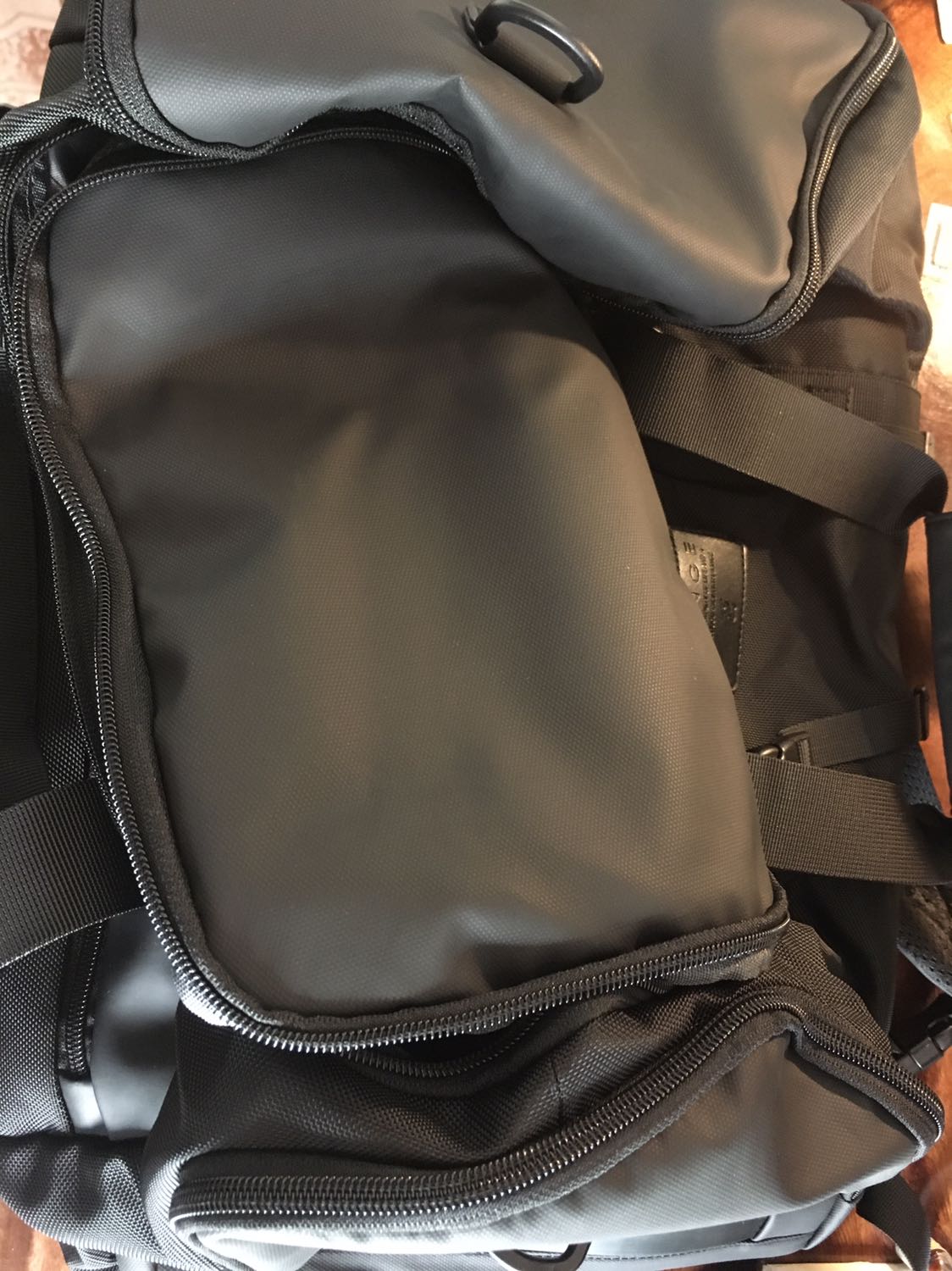 Rất tuyệt , vải dày, cảm giác cứng cáp, thiết kế thích nhất là có quai đeo trên vai, thay thế dc balo, khoá kéo lớn, cảm giác chắc chắn, nhiều ngăn bên trong.