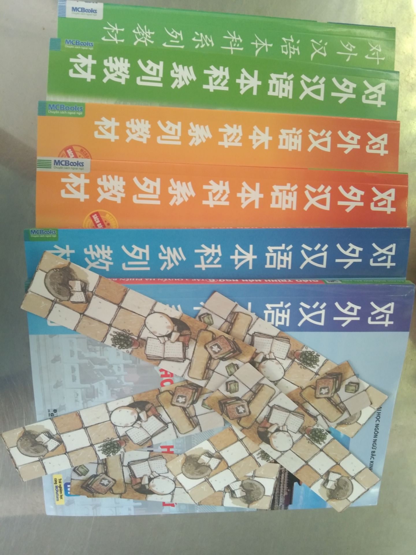 sách đẹp, mà giấy của các cuốn khác nhau không cùng màu giấy, nhưng bù lại bộ sách đều là của một nhà biên soạn, tóm lại ok đáng tiền nên mua.....