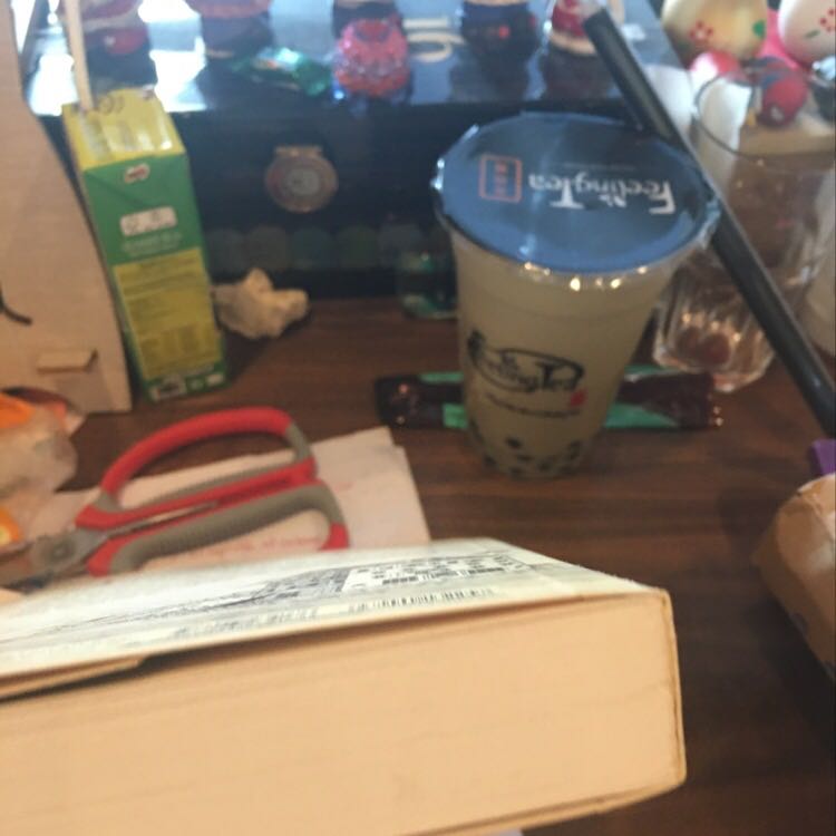 Sách giao như sách cũ vậy, gáy bị gập trông như sắp bung, phần chữ nổi bị xước, bìa cũng có mấy chỗ bị phồng lên