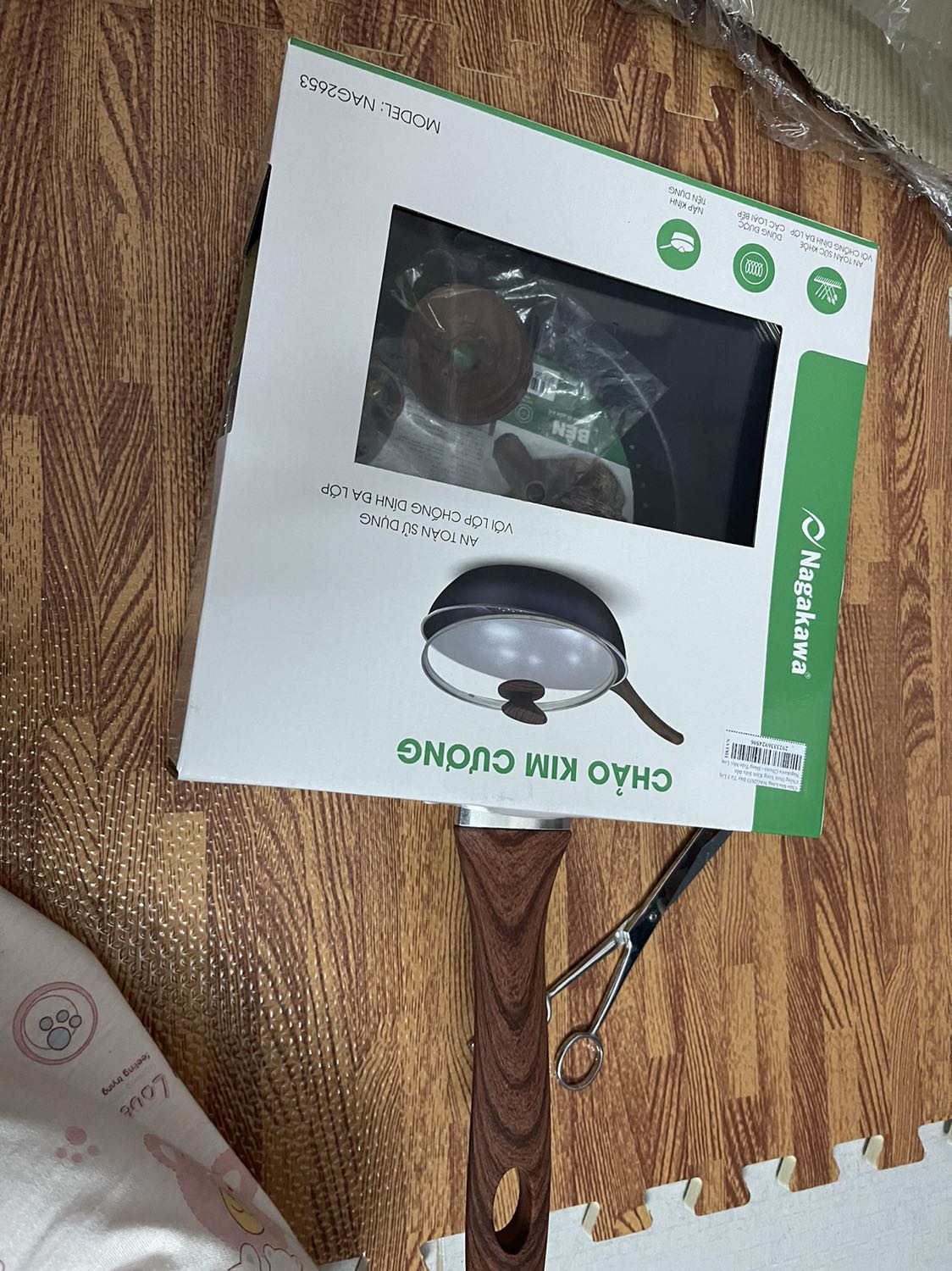 Chảo cầm nặng tay, ngoại hình ổn. Giao hàng nhanh. Mình chưa dùng nên chưa biết chống dính ổn không