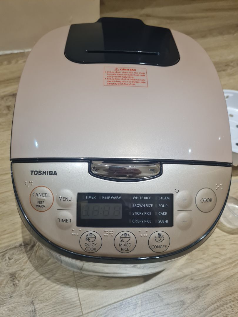 Giao hàng nhanh, hàng nguyên vẹn. Nồi đẹp, lòng nồi dày, nấu cơm ngon. Xửng hấp là kiểu có chân chứ ko phải kiểu cài vào miệng nồi như mấy loại mình hay dùng