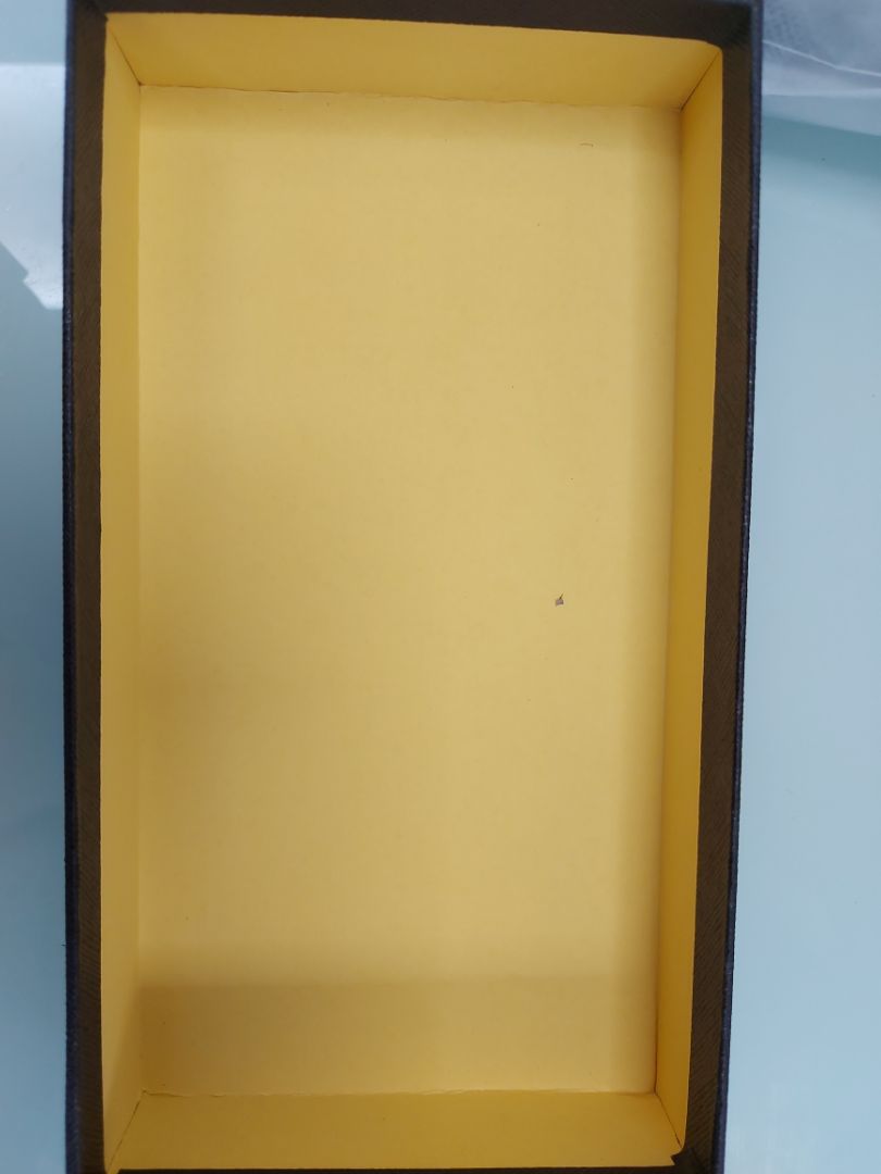 hàng chưa xài da đã bị bong tróc , hộp thì cũ, hư và rất dơ hàng chưa xài da đã bị bong tróc , hộp thì cũ, hư và rất dơ