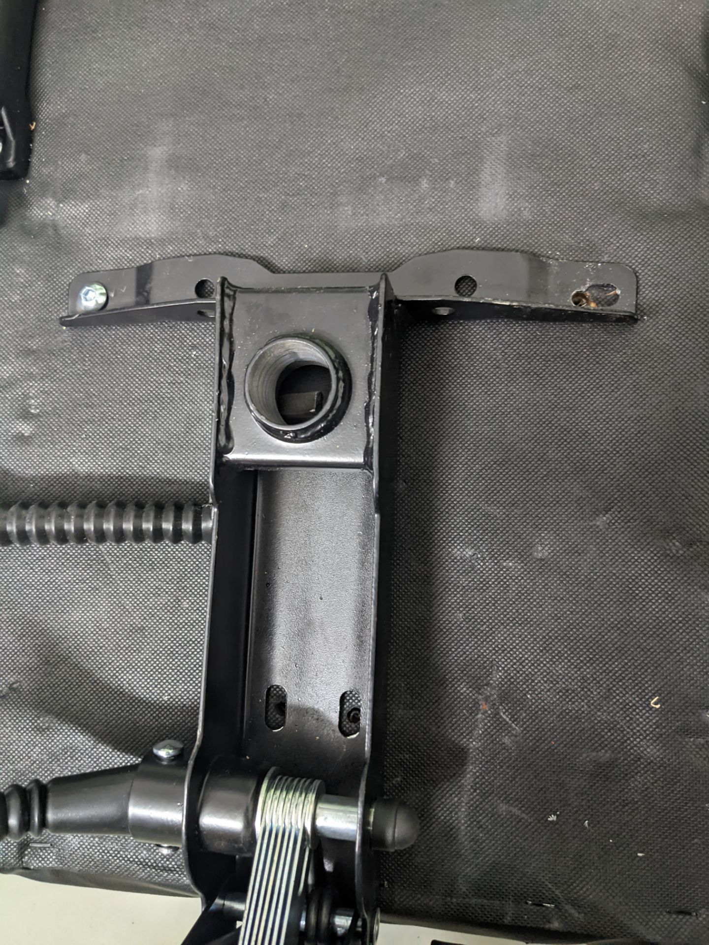 bộ phận ngồi kiểu như hàng lỗi hàng second hand. vỏ bao bì không phải mới. chỗ bắt vít bị bịt đầy gỗ và không khớp lỗ để bắt vít luôn. Thực sự nếu mình ko có đồ nghề méo biết sao lắp được luôn. 
còn chất lượng thì phải đợi thời gian đánh giá.
nhưng chi hơn cả triệu mà toàn nhận đồ cũ cũ. Nản....