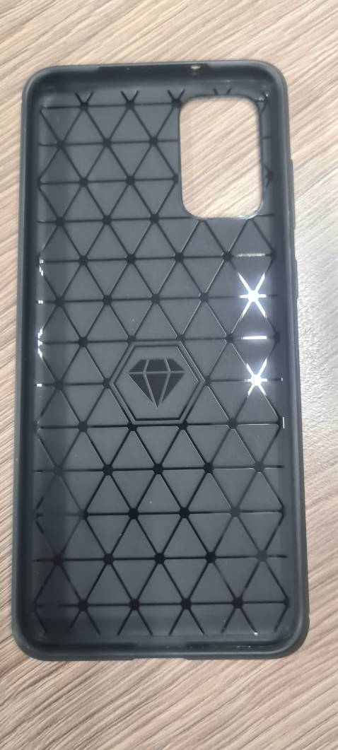 Giao hàng không đúng. Đặt ốp Memuni siêu mỏng 3mm mà giao LKGUS  siêu dày.