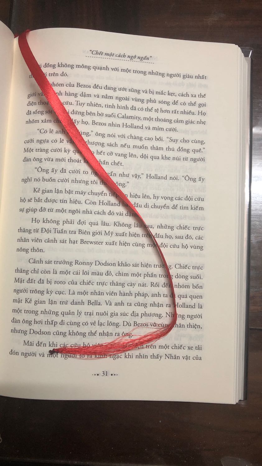 Sách đẹp, nội dung cuốn hút. Book Mark bị teng, mình phải hơ lửa để bảo vệ.