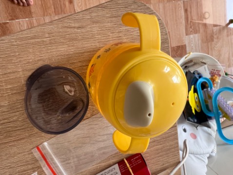 Hình ảnh thực tế, bên trong có chức năng chống sặc cho bé. Hàng brand nên cầm rất thích. Mom nào đang tìm cho bé tập uống nước thì cân nhắc nha😘