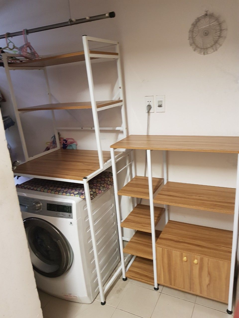 Lần thứ 2 mua của shop, lần này mua tủ bếp mình lắp hơi lâu xíu nhưng xong thì cảm thấy rất hài lòng, kệ rất chắc chắn, đặc biệt ưng bụng với cánh tủ xịn xò dc gắn bản lề đóng từ từ êm k nghe tiếng động luôn (nói thật mình khá bất ngờ vì giá rẻ mà dc gắn đồ xịn) .Khung sắt dày dặn, mặt gỗ k thấm nước rất ok dễ dàng lau chùi. Ah mà Shop có video hướng dẫn từng bước lắp ráp cứ làm theo là thành công đừng như mình tự mò mẫm nên lâu nha.kkk
Thanks shop sẽ ủng hộ tiếp!