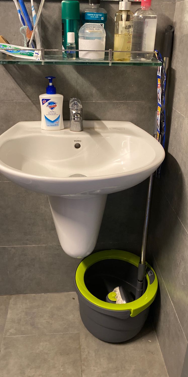 Bộ lau nhà nhỏ gọn chắc chắn, xinh xắn và tiện dụng. Phù hợp với nhà không gian nhỏ như nhà mình, đặt ở góc dưới bồn rửa mặt gọn gàng luôn hehe. Sản phẩm bằng nhựa nhưng cảm giác chắc chắn, các khớp xoay của sản phẩm xài trơn tru không có cảm giác ọp ẹp lại còn là sản phẩm của thương hiệu Lock and Lock nên yên tâm bội phần ?
Vẫn là khen Tiki về gói hàng và ship hàng: quá nhanh quá chuẩn luôn!