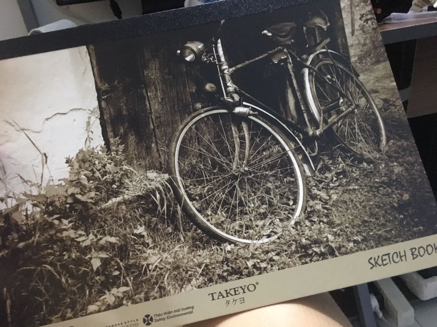 Từ hồi xưa mua đồ online tiki xướng nhất
Giấy vân mịn bám màu cực luôn :3
Mày dùng màu chì ruột chì ( Faber Castel) chất màu mộc khó tô nhưng giấy rất ăn chì còn Hãng Marco chì ruột dầu thì mình cũng chưa ***
Giấy vẽ chì thì đây là một sự lựa chọn phù hợp giá rẻ cho các bạn mới học vẽ và vẽ lâu năm
Giấy định lượng 160gsm nên khó bảo quản dễ bị gấp nếp các bạn lưu ý nha