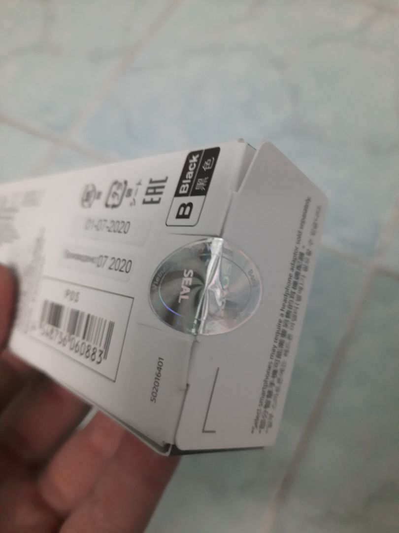 vừa nhận được hàng, mở ra thì bên trong đúng chất chỉ là một cái hộp đựng cái tai nghe, mấy cái phụ tùng phụ và tờ bảo hành. Mình có cảm giác như đây là sản phẩm đã được mở ra rồi. Ngoài ra hộp còn rất dơ. 
Có cái còn dui hơn là có cái seal ngay *** hộp mà đầu thì không có. Ủa vậy cái seal để làm gì trong khi đầu kia mở ra được :D ????? vừa nhận được hàng, mở ra thì bên trong đúng chất chỉ là một cái hộp đựng cái tai nghe, mấy cái phụ tùng phụ và tờ bảo hành. Mình có cảm giác như đây là sản phẩm đã được mở ra rồi. Ngoài ra hộp còn rất dơ. 
Có cái còn dui hơn là có cái seal ngay *** hộp mà đầu thì không có. Ủa vậy cái seal để làm gì trong khi đầu kia mở ra được :D ?????