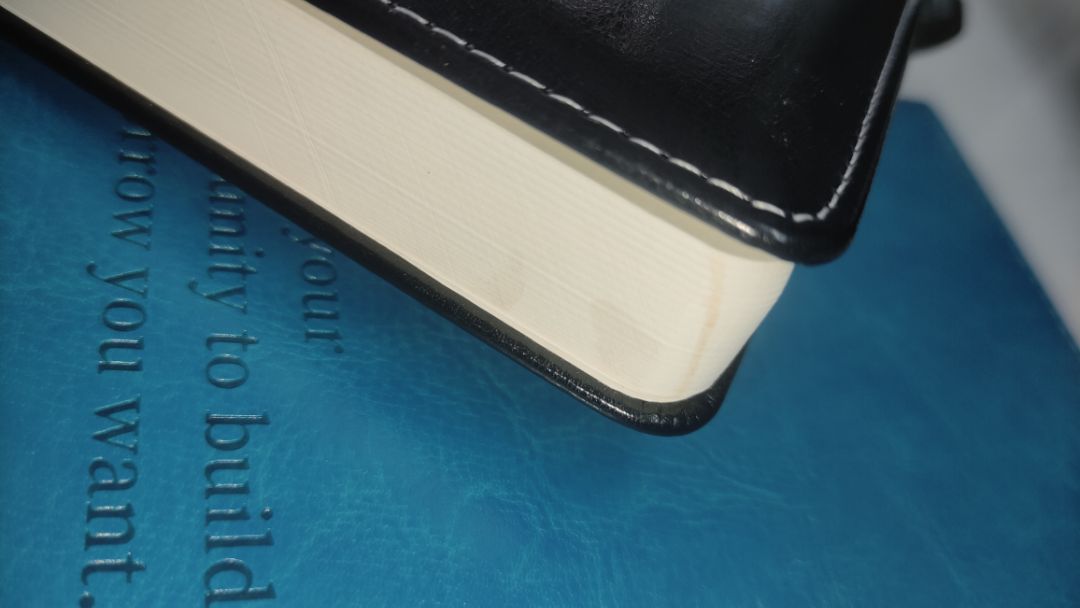 Mình mua hai quyển, một quyển đen 100gsm, một quyển xanh 80gsm (trên ảnh). Đóng gói kỹ, hai quyển đều đẹp nhưng tất nhiên quyển xanh giấy mỏng hơn (vì quyển xanh chỉ có 80gsm). Nhỏ gọn vừa tay, có bookmark, cài bút, bìa da đẹp, có thứ trong tuần, thời tiết... Mình thích lắm luôn, rất đúng gu, siêu hợp với những ai dùng viết nhật ký như mình. Tuy giao hàng chậm hơn dự kiến hai ngày (HN vào HCM nên mình thông cảm được, mình đặt thứ ba, dự kiến thứ tư nhưng thứ sáu mới giao), giấy có mùi hơi hôi với quyển đen có một vệt ố vàng (trên ảnh), nhưng sổ đạt yêu cầu và mong đợi của mình nên vẫn cho năm sao!