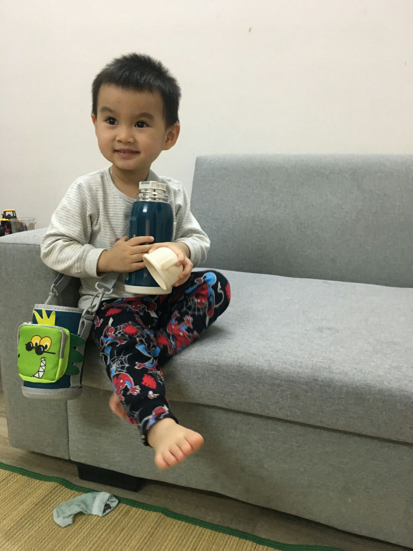 Cảm nhận đầu tiên khi cầm trên tay bình giữ nhiệt này rất thích, rất chắc chắn và đáng yêu nữa, mình còn thích huống gì trẻ con. Lõi inox 304 đúng xịn sò thật, sáng bóng, giữ nhiệt tốt. Mình thử đổ nước gần 10h tiếng kiểm tra nước ra vẫn nóng lắm.
Có thêm túi đeo vai rất tiện khi đi chơi cho bé nhà mình.
Mua về mà ông con chơi đến khi lúc ngủ cũng nằm ôm bình luôn.hihi. Sản phẩm ok mọi người nhé. Thanks nhà bán HDC Home và tiki.