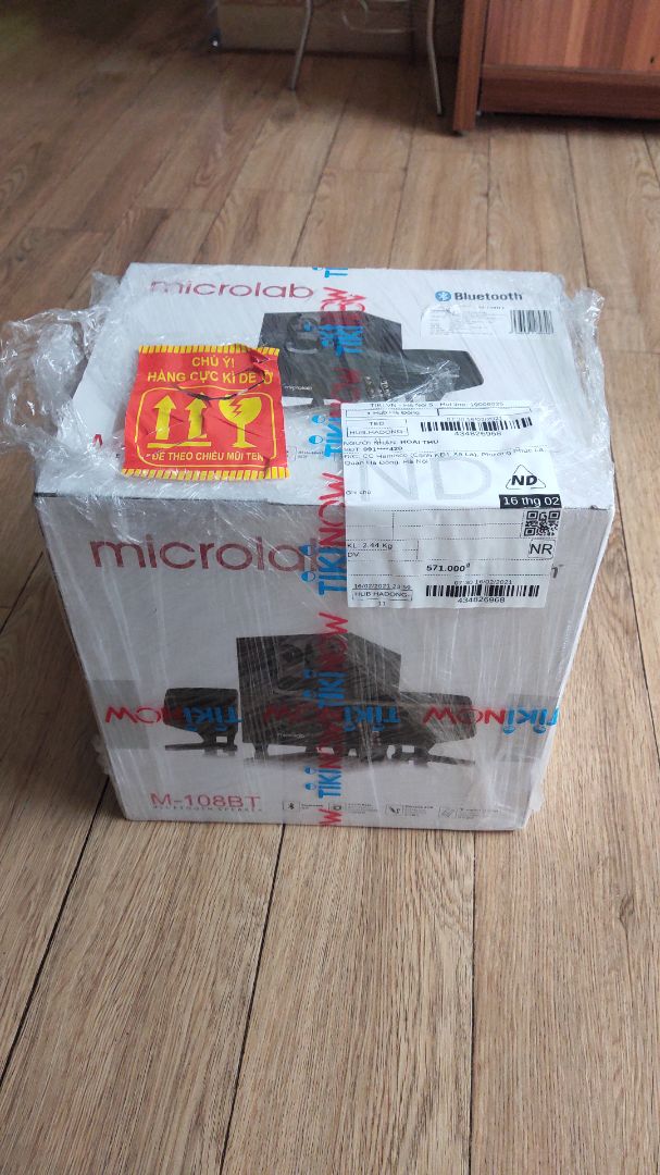 Đóng gói bình thường, giao hàng đúng dự kiến. Kích thước không giống với mô tả, ngay cả trên báo bì sản phẩm cũng sai. Chất âm bình thường, kết nối Bluetooth hơi chậm một chút, chất âm khí kết nối Bluetooth giảm đôi chút. Tính năng và chất lượng phù hợp với giá thành, độ bền thì chưa biết.