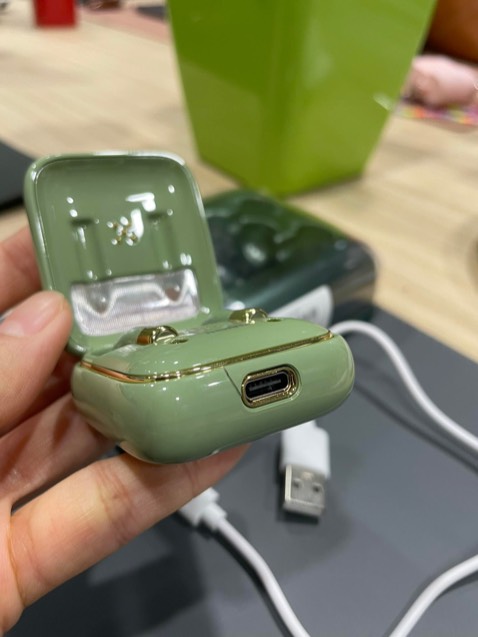 Vừa mới nhận được hàng, sau 30 phút cắm sạc thì nhìn lại thấy vỏ củ sạc tai nghe có vết nứt như hình. Vừa mới cực kỳ hài lòng với ngoại hình của sản phẩm xong đã có 1 bàng hoàng đến giật mình. Vết nứt xuất hiện khi mình chưa kịp tháo dây sạc ra nữa. 
Thiết kế rất đẹp mắt, chất lượng tai nghe cũng ổn với mức giá, nhưng chất liệu quá dở, chưa kịp sử dụng được gì hết trơn đã nứt như vầy rồi, mong nhà cung cấp và Tiki cho ý kiến về trường hợp này.