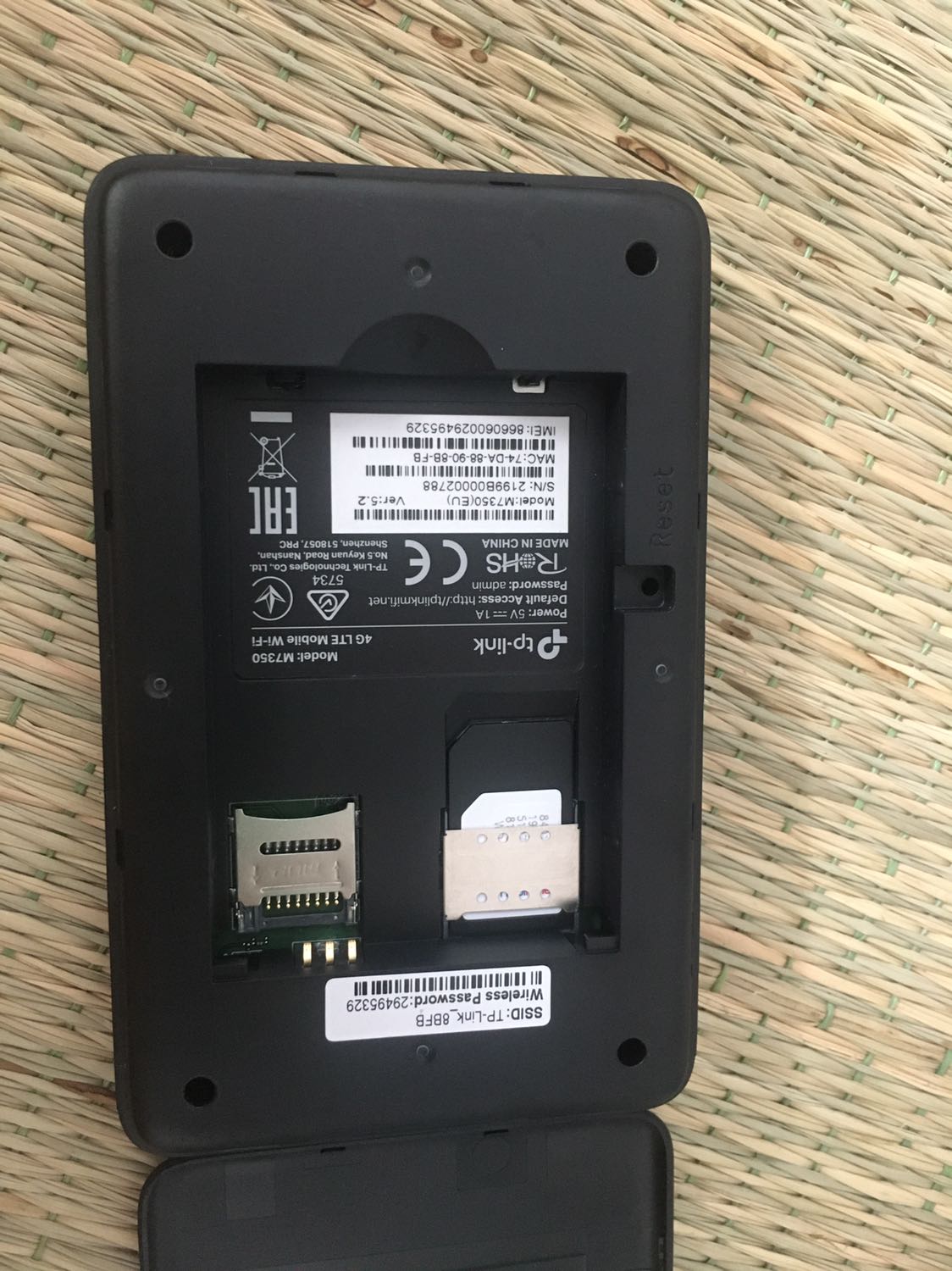 1.Thấy review trên mạng là tp-m7350 có băng tầng kép nhưng mẫu này lại chỉ hỗ trợ băng tầng 2.4ghz, xem các lượt nhận xét thì thấy vài người đánh giá có băng tầng kép, vậy là sao???
2. Sản phẩm không hề có tem hay phiếu bảo hành???
Yêu cần tiki trả lời! 1.Thấy review trên mạng là tp-m7350 có băng tầng kép nhưng mẫu này lại chỉ hỗ trợ băng tầng 2.4ghz, xem các lượt nhận xét thì thấy vài người đánh giá có băng tầng kép, vậy là sao???
2. Sản phẩm không hề có tem hay phiếu bảo hành???
Yêu cần tiki trả lời!