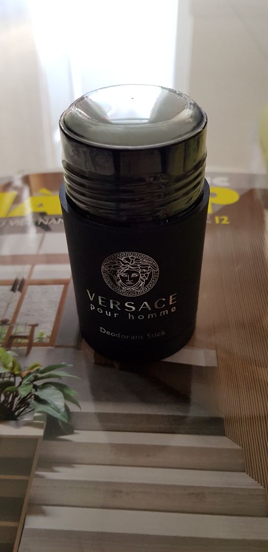Hàng giao sớm.Hộp được bọc trong một lớp nhựa trong, có dán tem chống hàng giả.Hàng có hình thức rất tinh tế, trau chuốt, hơi cầu kỳ kiểu Versace. Có lớp nhựa garantie bao lấy phần sáp của lọ deodorant. Sơ bộ nhận xét: mùi hương mát lạnh xen lẫn một tia cay nồng. Chính mùi cay khó mô phỏng này làm nên nét sang trọng cho mùi hương. Trên đây là cảm nhận của riêng cá nhân mình .