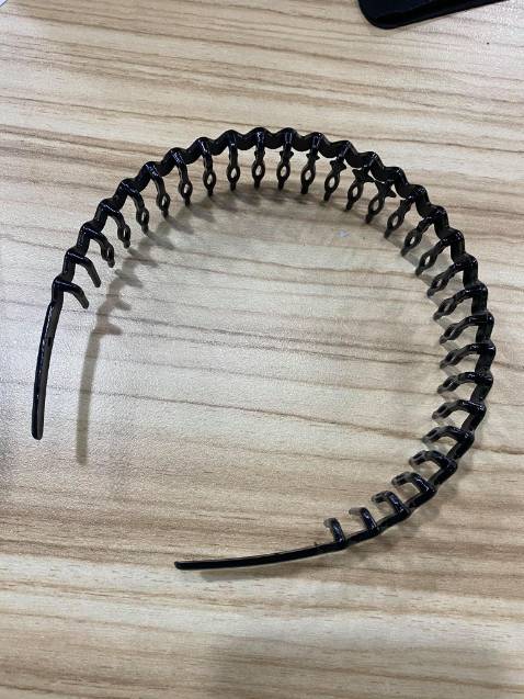 Không chắc chắn, yếu, góc cạnh hơi bén, có vẻ dễ gãy