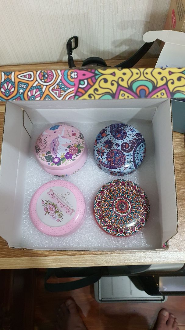 Giao hàng nhanh. Sản phẩm đóng gói đẹp. Hộp sắt ở trong hơi khó mở. Nhưng bộ mùi phù hợp với nữ hơn, không có mùi trung tính. Không được lựa chọn mùi là bất lợi