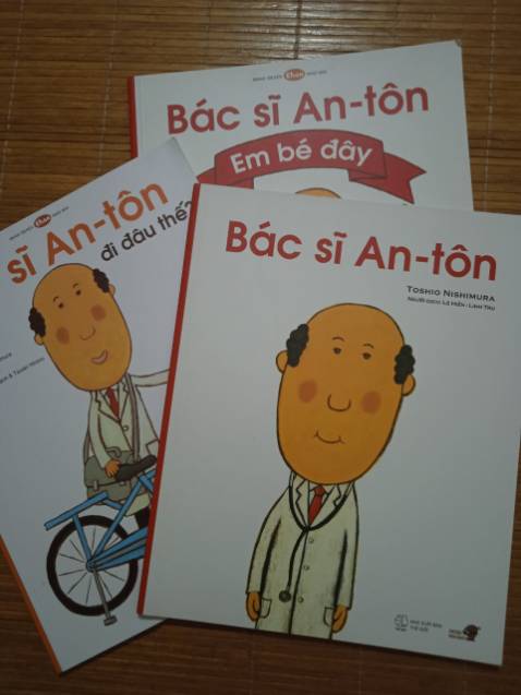 các mẹ nên đọc cho con theo hướng tương tác, nói giọng hoạt hình con sẽ rất thích. em bé nhà mình ngày nào cũng ngóng tới giờ mẹ đọc cho nghe