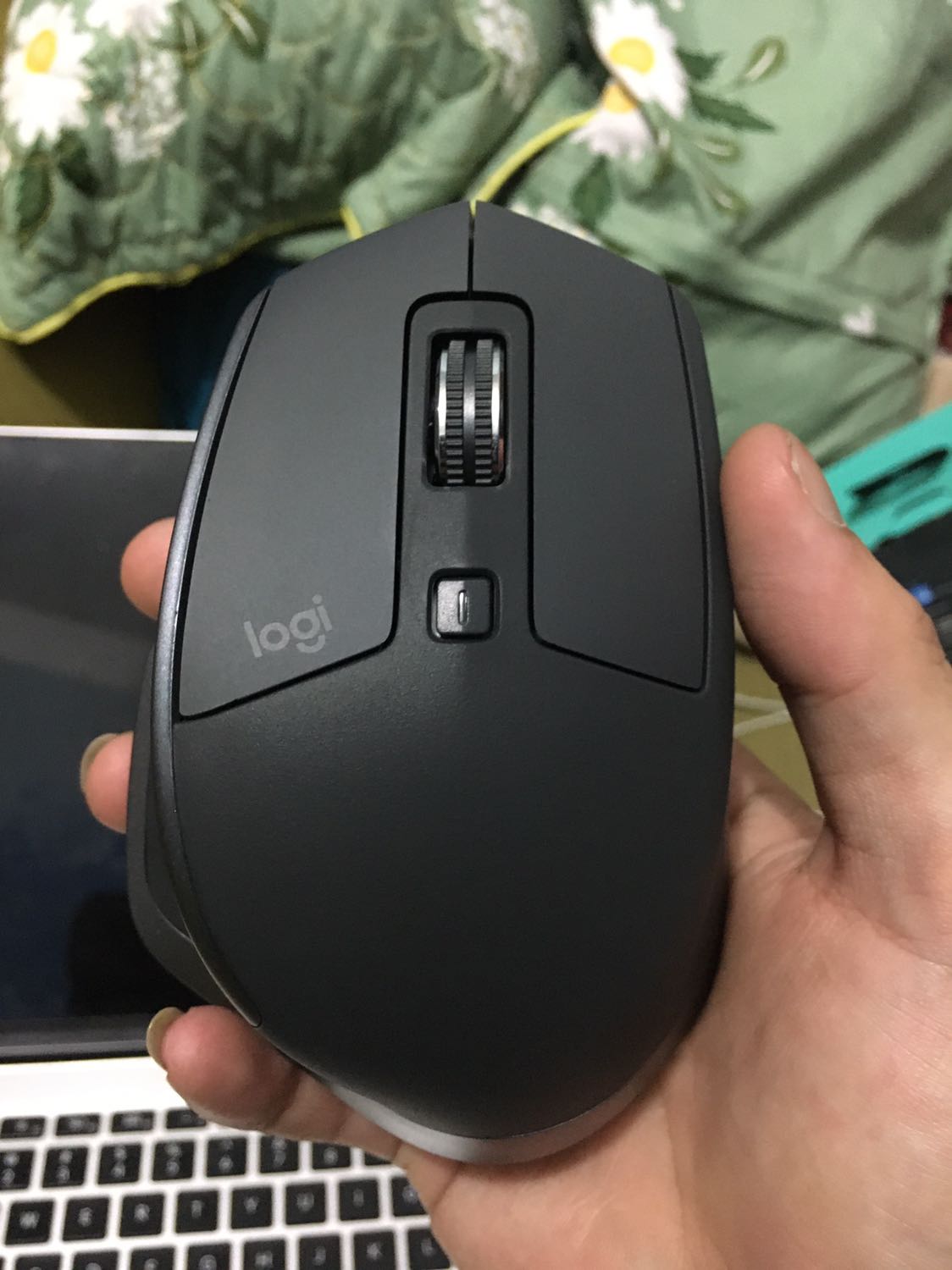 Sản phẩm tốt, pin tốt, chất lượng cao, mình chưa thử trên bề mặt khác nhưng chuột khá ổn định và chính xác. Mình sử dụng cho công việc lập trình tầm 12 tiếng 1 ngày nhưng pin nhìn chung có vẻ khá bền. Thời giao hàng rất nhanh chóng và thuận lợi.