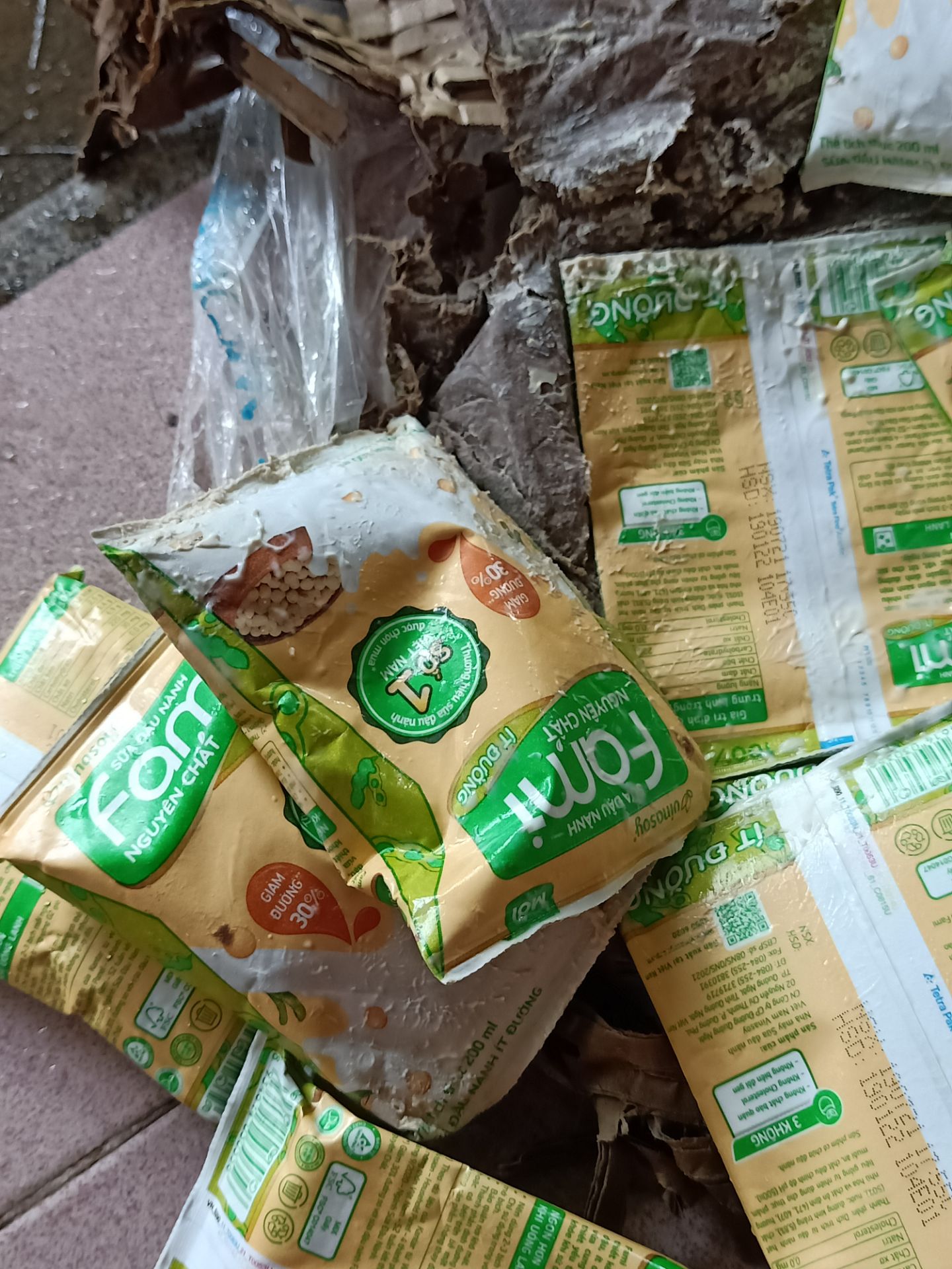 Nhận thùng sữa bất mãn dễ sợ, shipper nói trời mưa nên thùng hơi ướt xíu nha c, ok e ko sao, thông cảm đc. Nhưng lúc khui ra thì hỡi ôi, mùi vừa thiu vừa chua. Cái này là do bên vận chuyển mạnh tay quá nè nó mới ra nông nỗi zị, đổ hết 6 bịch sữa chảy lan ra mấy bị kia mh phải xịt nước rửa