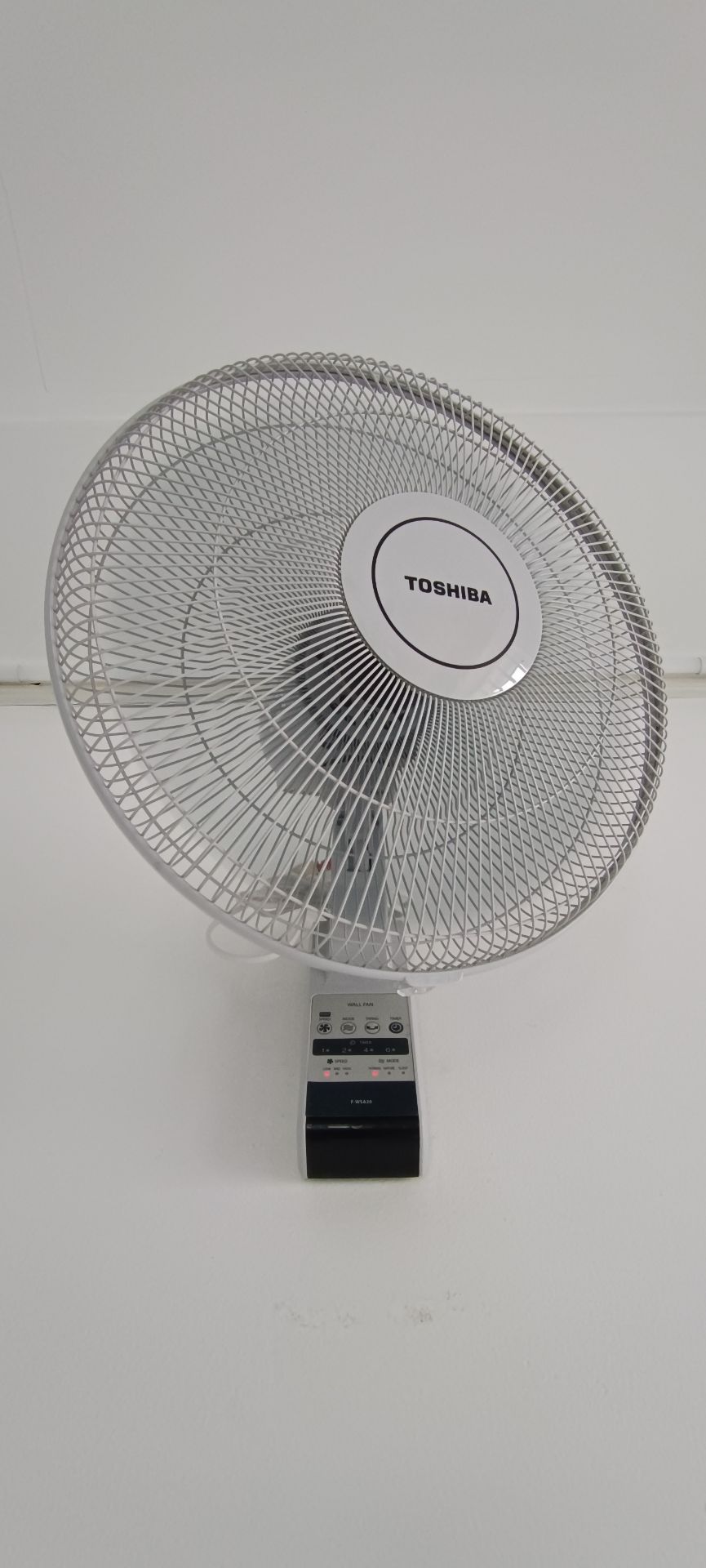 Thùng đóng gói móp méo. 
Quạt chắc chắn, nhìn hơi cổ cổ. 
Quạt mát nhưng số 1 thì đỡ ồn, số 2-3 khá ồn. không phù hợp để phòng ngủ. 
Remote thiết kế rất *** ngốc nghếch, không có nút Power riêng biệt mà tích hợp luôn vào nút Speed. Nếu đang bật quạt số 1 thì phải bật lên số 2, số 3 rồi mới tới số Tắt quạt. 
Có lẽ do mẫu quạt này cổ nên cũng không tự ghi nhớ chế độ hoạt động trước nên sau khi tắt quạt (đang để chế độ quay) bật lại thì quạt đứng yên, phải bấm thêm nó Swing thi quạt mới quay. 
Tóm lại, quạt này xài khá phiền và có cảm giác khó chịu do thiết kế điều khiển khá ngốc. Thùng đóng gói móp méo. 
Quạt chắc chắn, nhìn hơi cổ cổ. 
Quạt mát nhưng số 1 thì đỡ ồn, số 2-3 khá ồn. không phù hợp để phòng ngủ. 
Remote thiết kế rất *** ngốc nghếch, không có nút Power riêng biệt mà tích hợp luôn vào nút Speed. Nếu đang bật quạt số 1 thì phải bật lên số 2, số 3 rồi mới tới số Tắt quạt. 
Có lẽ do mẫu quạt này cổ nên cũng không tự ghi nhớ chế độ hoạt động trước nên sau khi tắt quạt (đang để chế độ quay) bật lại thì quạt đứng yên, phải bấm thêm nó Swing thi quạt mới quay. 
Tóm lại, quạt này xài khá phiền và có cảm giác khó chịu do thiết kế điều khiển khá ngốc.