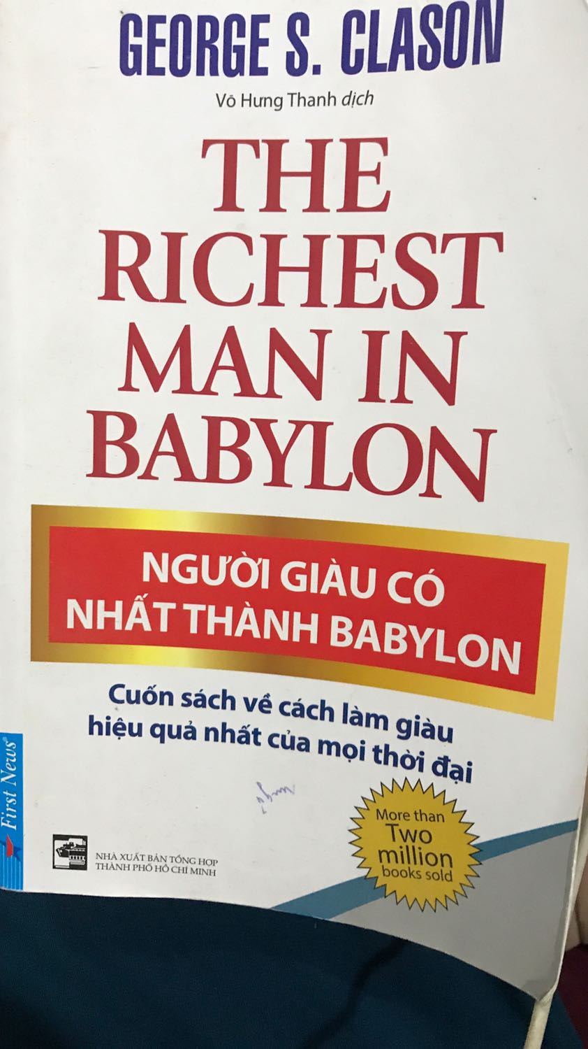 Mua sách cũng lâu lâu rồi , đọc lại mấy lần giờ vào mua sách hiện phần đánh giá tiện đánh giá luôn. Một cuốn sách cho ta những khuyên về tiết kiệm và đầu tư đặc biệt có những cách đầu tư đơn giản để làm tiền sinh sôi nảy nở. Qua cuốn sách mình mới thấy muốn giàu thì phải đầu tư, tiền chỉ là một công cụ chứ ko phải là Okng chủ của mình.