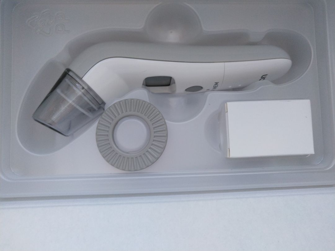 Nhiệt kế đo tai, có màng bọc phần đầu đo để đảm bảo vệ sinh, có lưu kết quả đo (được 9 lần) để tiện theo dõi nhiệt độ giữa các lần sốt. Nhiệt kế đo tai, có màng bọc phần đầu đo để đảm bảo vệ sinh, có lưu kết quả đo (được 9 lần) để tiện theo dõi nhiệt độ giữa các lần sốt.