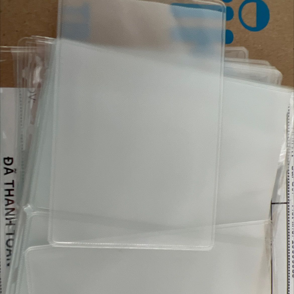 Còn hơi mùi nhựa nhưng xài rất thoải mái. Có thể bỏ vừa vặn trong bóp. Bạn có thể tách ra từng cái để đựng thẻ vì hàng về đi theo cặp