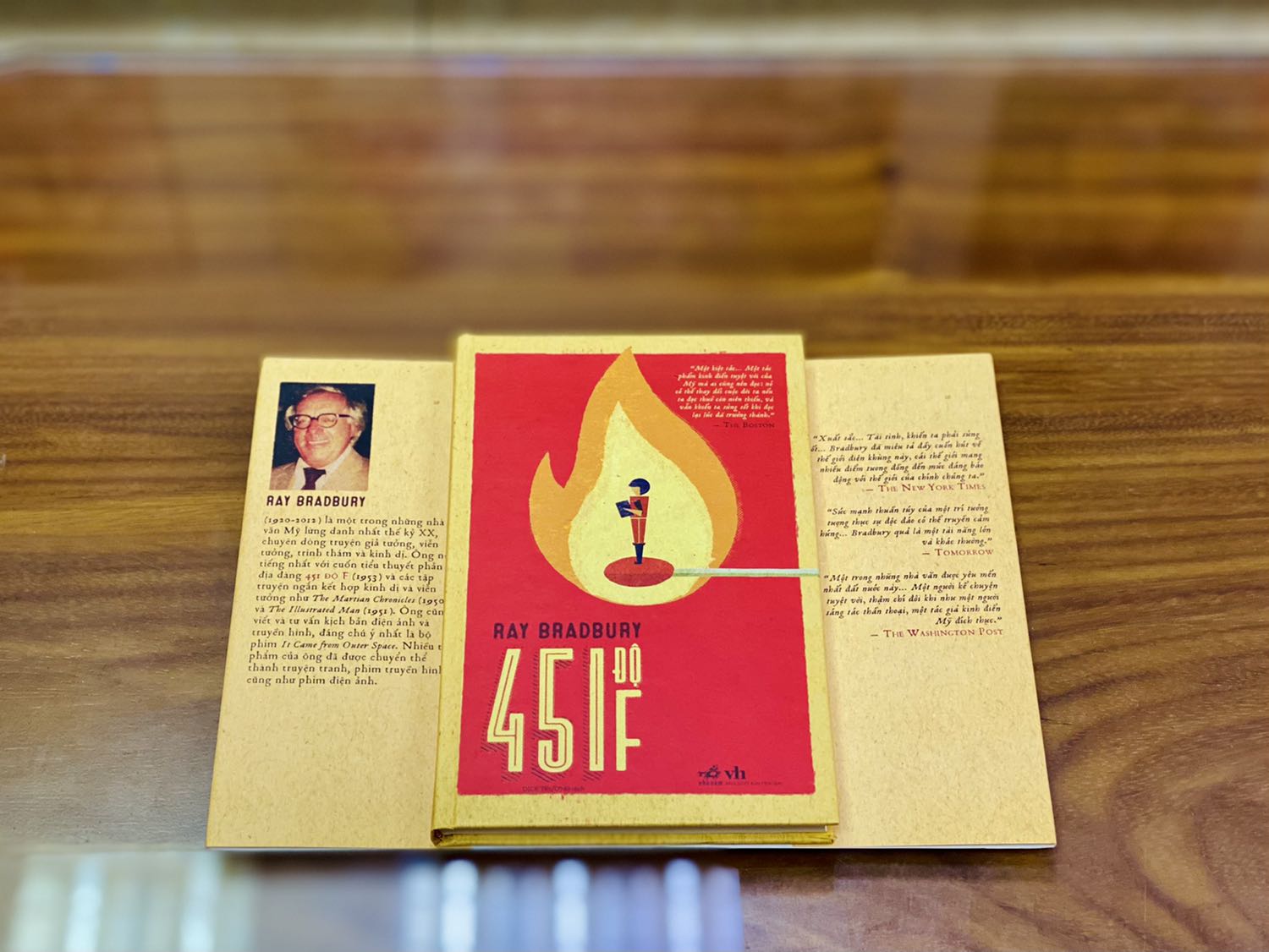 - Fahasa giao hàng nhanh hơn dự kiến 2 ngày, thùng hàng được đóng gói chắc chắn, cẩn thận. Sách được bọc chống sốc và màng co phẳng phiu. 
- Sách khổ vừa, bìa cứng, cầm chắc chắn, chất lượng giấy ổn nhưng khá mỏng, có thể thấy chữ của trang bên kia. Bìa sách đẹp, màu đỏ chủ đạo rực rỡ.