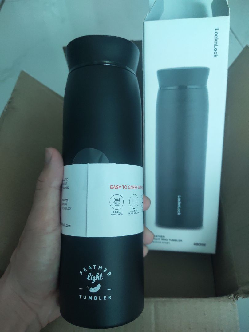 Giao đúng mẫu mã. Màu đen nhìn đẹp, sang trọng. Vỏ bình hơi nhám, không sợ bám mồ hôi, vân tay. Chất lượng giữ nóng lạnh thì phải sử dụng mới đánh giá được.