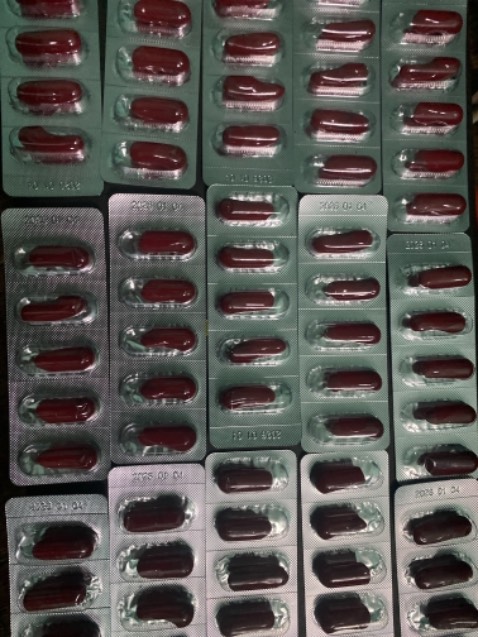 Để nghị Tiki cùng cơ sở bán hàng xem lại sản phẩm bán cho người tiêu dùng mua 3 hộp hôm nay mới bóc 1 hộp cho mẹ uống mà sản phẩm chảy nước các viên không còn hình dạng như ban đầu mà teo còn 1 nửa quăn keo như đã hết hạn từ lâu không biết do lỗi của nơi sản suất hay nơi bán dù date 4/1/2026 sản phẩm có bảo hành để nghị đổi mới các viên phải còn nguyên vẹn không chảy nước không thì phải hoàn tiền cho khách hàng mua của bên khác. Cả hộp đều bị còn 2 hộp chưa bóc