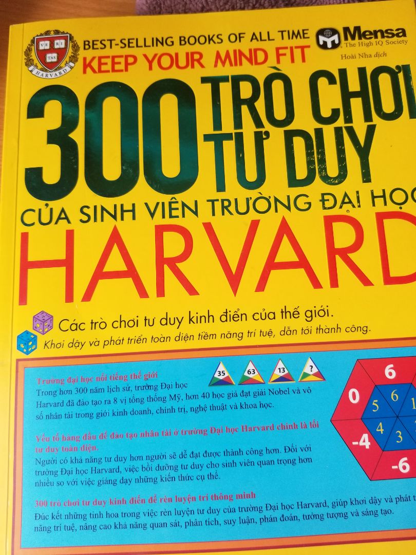 Quyển này với quyển trắng là cùng bộ với nhau do Đông A xuất bản. Các câu đố giúp mình rèn luyện trí não, tư duy rất hay. Phần đáp án và lời giải khá chi tiết. Vừa chơi vừa học rất thú vị.
